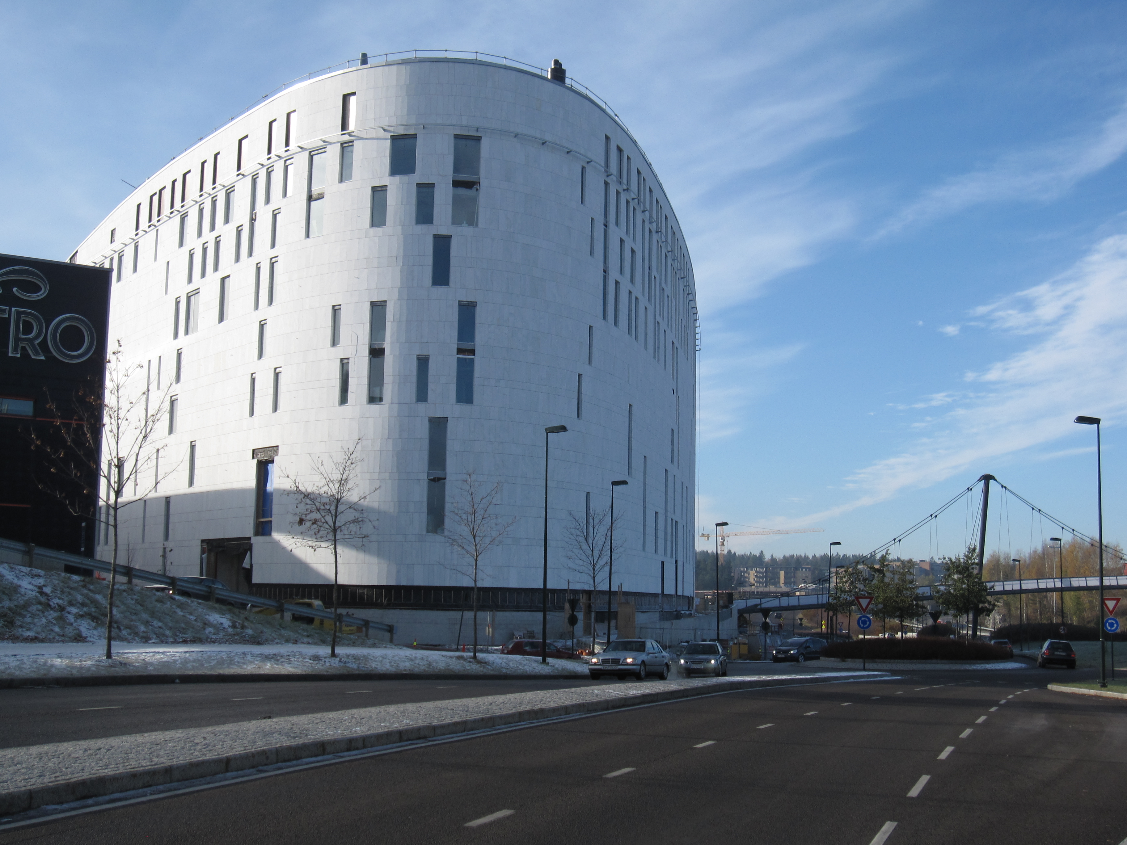 Lørenskog hus and the pedestrian bridge in Lørenskog sentrum